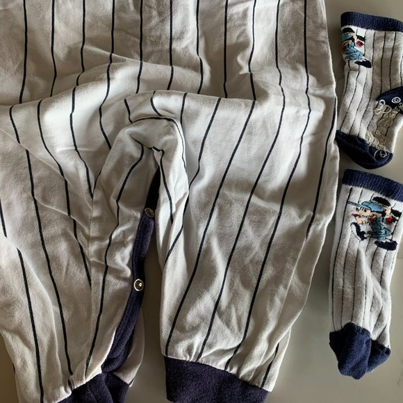 Disney Mickey Baby Onesie - Size 18 months with matching socks - Picture 7 of 8